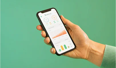 Application mobile Ecolotrans sur smartphone montrant des indicateurs de performance logistique et des statistiques en temps réel.s